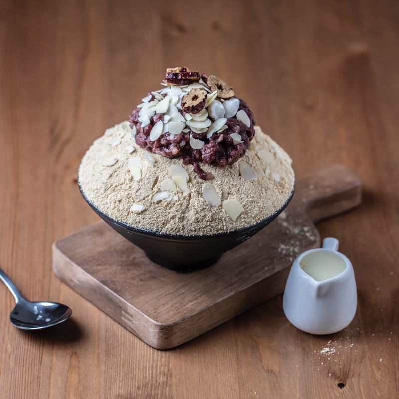 red bean snow ice with ground soybean power
